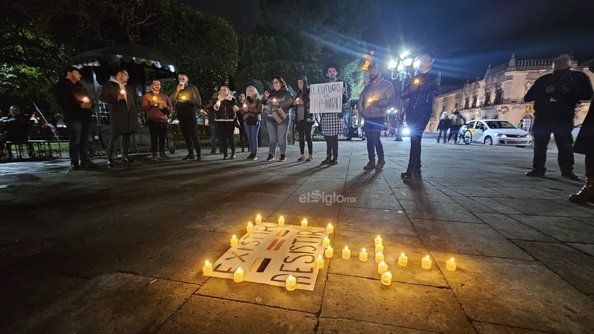 “Hoy es un día de luto, pero también es un día de revolución'. El asesinato en Aguascalientes del magistrade Jesús Ociel Baena y su pareja convocó a integrantes de la comunidad LGBTTTIQ+ a una vigilia en la Plaza de Armas.