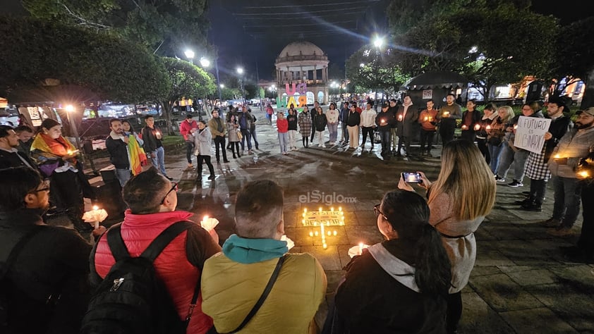 “Hoy es un día de luto, pero también es un día de revolución'. El asesinato en Aguascalientes del magistrade Jesús Ociel Baena y su pareja convocó a integrantes de la comunidad LGBTTTIQ+ a una vigilia en la Plaza de Armas.