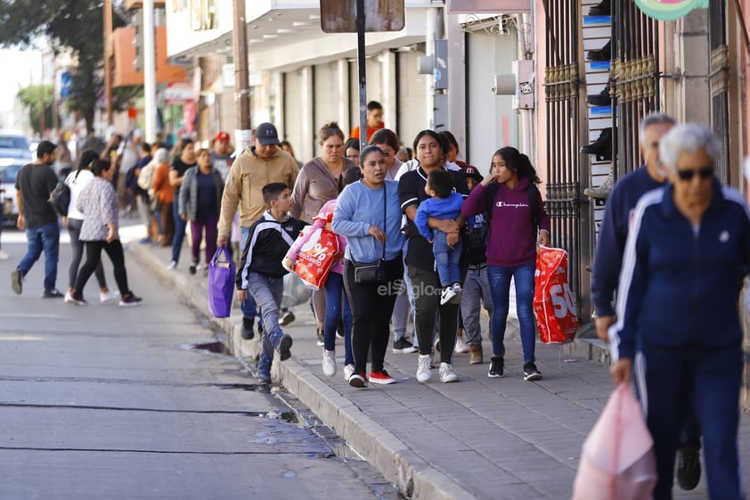 Duranguenses acuden al centro histórico a realizar compras durante el Buen Fin