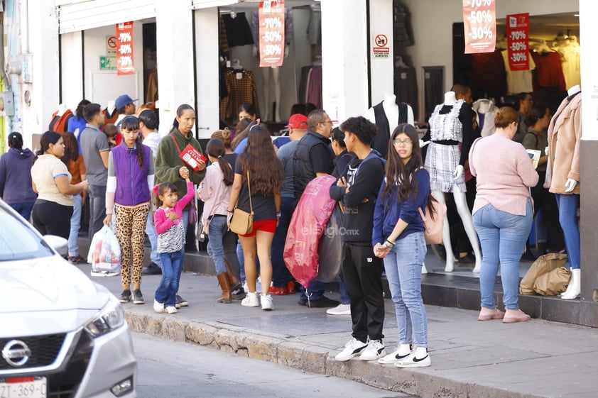 Duranguenses acuden al centro histórico a realizar compras durante el Buen Fin