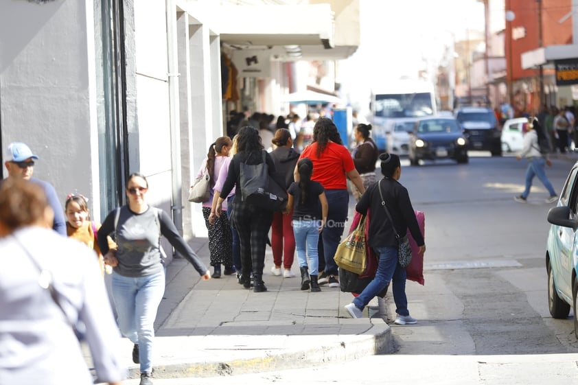 Duranguenses acuden al centro histórico a realizar compras durante el Buen Fin