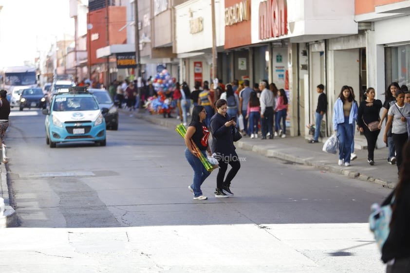 Duranguenses acuden al centro histórico a realizar compras durante el Buen Fin