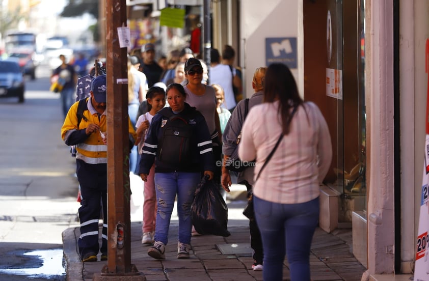 Duranguenses acuden al centro histórico a realizar compras durante el Buen Fin