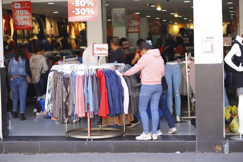 Duranguenses acuden al centro histórico a realizar compras durante el Buen Fin