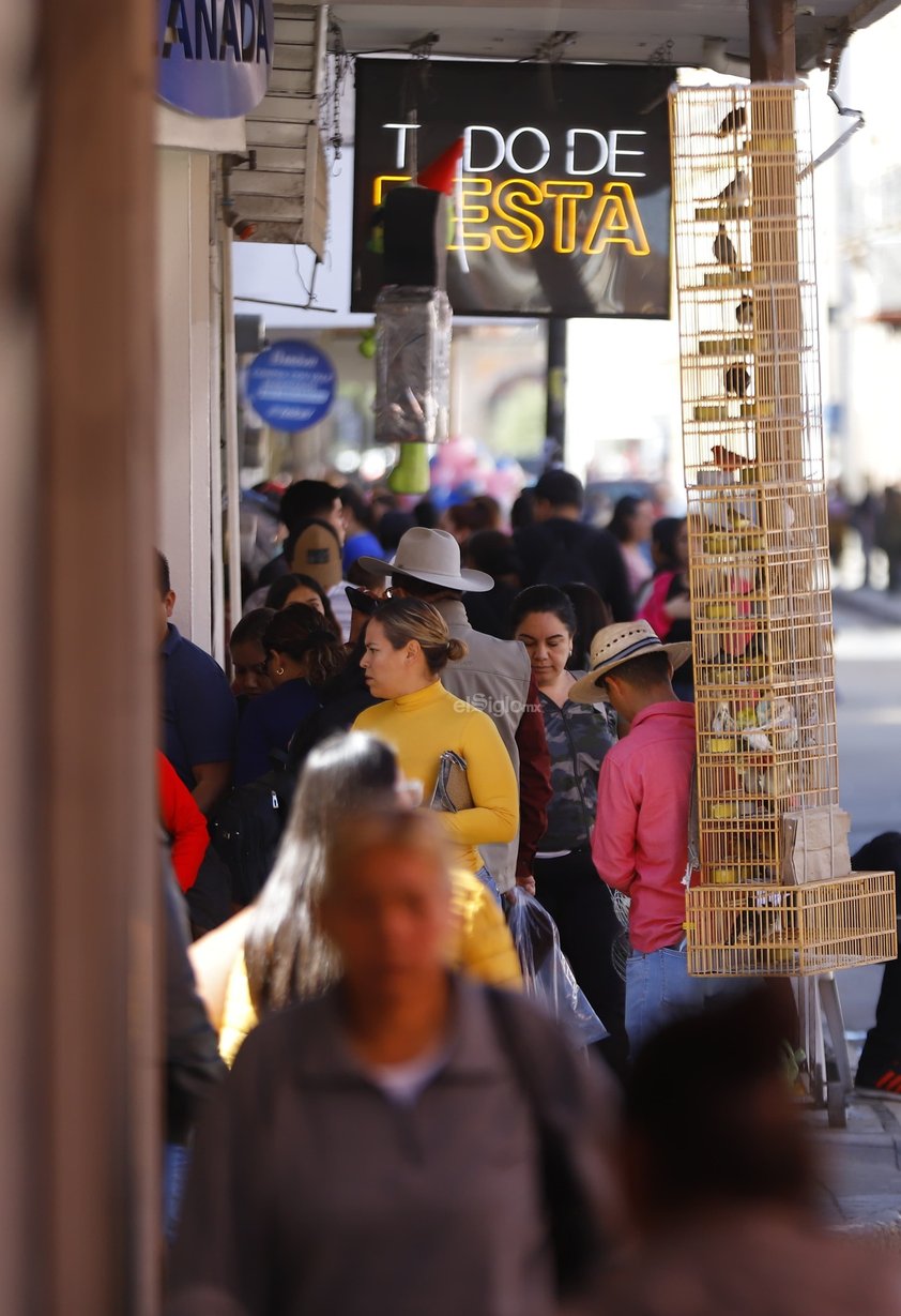 Duranguenses acuden al centro histórico a realizar compras durante el Buen Fin