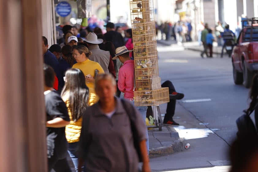 Duranguenses acuden al centro histórico a realizar compras durante el Buen Fin