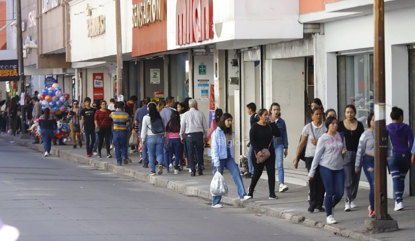 Duranguenses acuden al centro histórico a realizar compras durante el Buen Fin