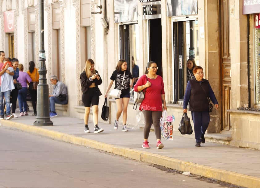 Duranguenses acuden al centro histórico a realizar compras durante el Buen Fin