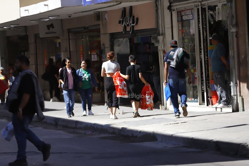 Duranguenses acuden al centro histórico a realizar compras durante el Buen Fin