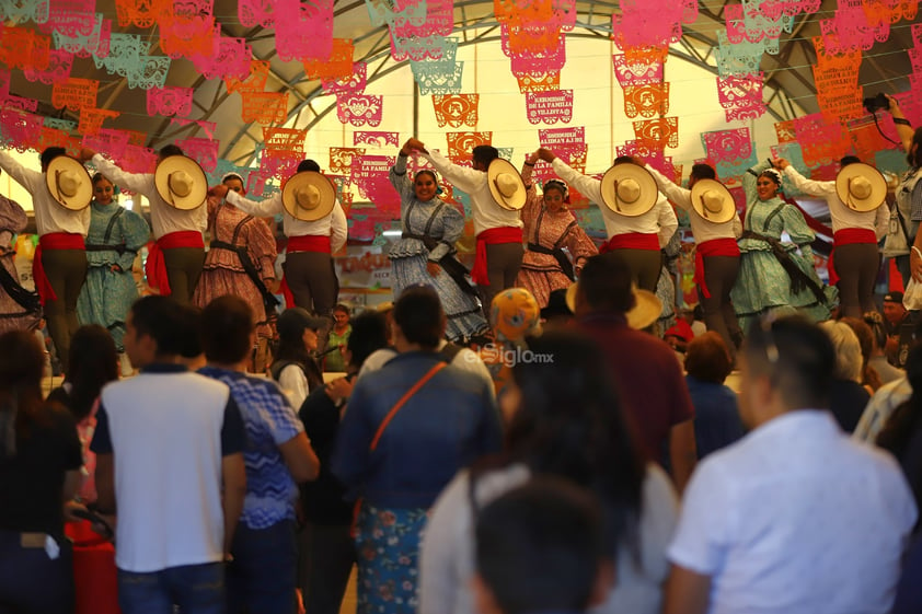 Este domingo, miles de duranguenses se unieron a la causa de llevar juguetes a los niños, a través de su participación en la Kermesse de la familia.