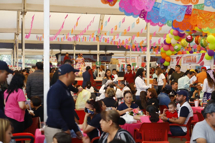 Este domingo, miles de duranguenses se unieron a la causa de llevar juguetes a los niños, a través de su participación en la Kermesse de la familia.