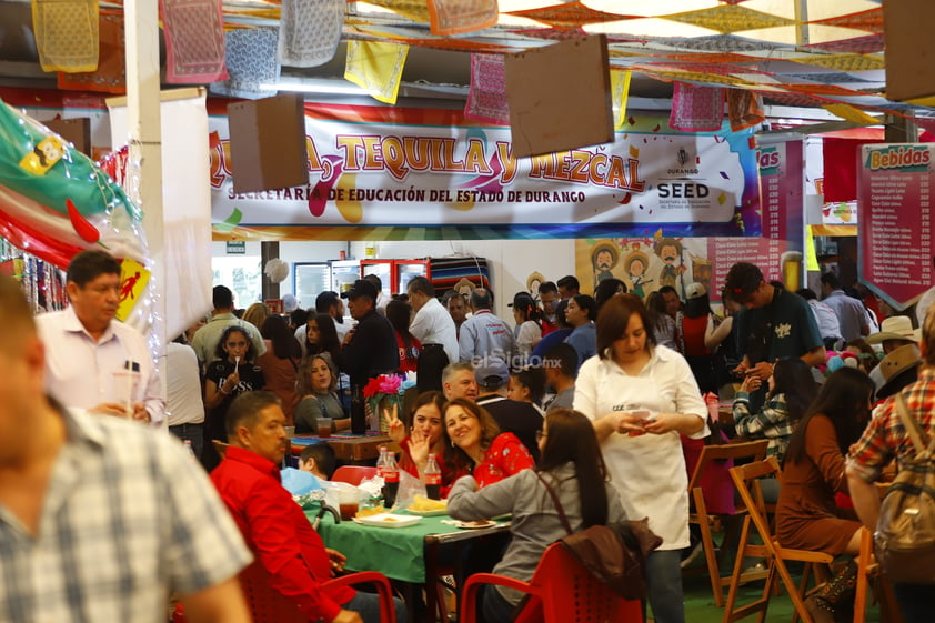 Este domingo, miles de duranguenses se unieron a la causa de llevar juguetes a los niños, a través de su participación en la Kermesse de la familia.