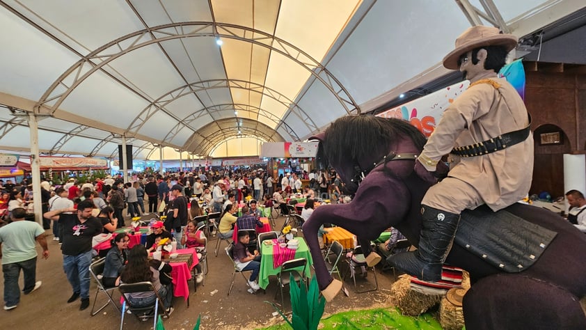 Este domingo, miles de duranguenses se unieron a la causa de llevar juguetes a los niños, a través de su participación en la Kermesse de la familia.