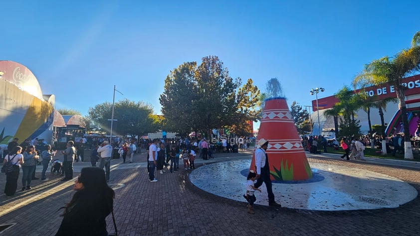 Este domingo, miles de duranguenses se unieron a la causa de llevar juguetes a los niños, a través de su participación en la Kermesse de la familia.