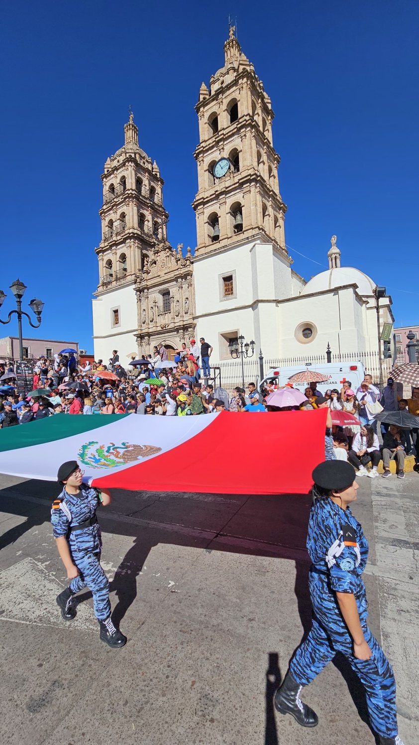 Cientos de familias, se dieron cita este lunes 20 de noviembre, para presenciar el desfile cívico deportivo, con motivo del 113 Aniversario del inicio de la Revolución Mexicana.