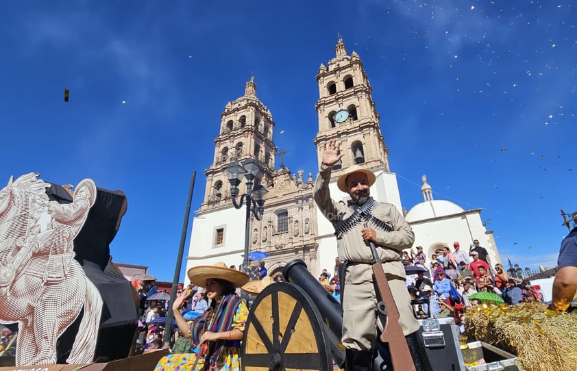 Cientos de familias, se dieron cita este lunes 20 de noviembre, para presenciar el desfile cívico deportivo, con motivo del 113 Aniversario del inicio de la Revolución Mexicana.