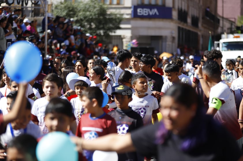 Cientos de familias, se dieron cita este lunes 20 de noviembre, para presenciar el desfile cívico deportivo, con motivo del 113 Aniversario del inicio de la Revolución Mexicana.