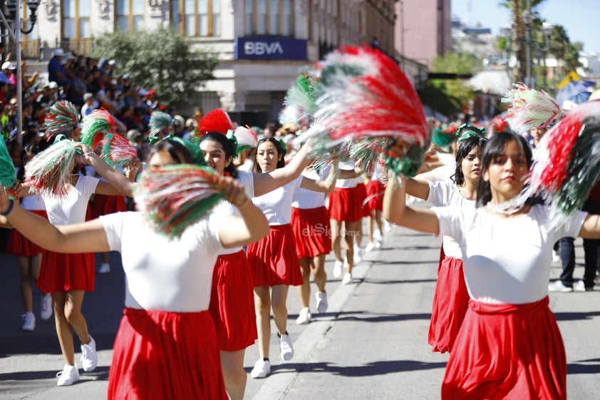 Cientos de familias, se dieron cita este lunes 20 de noviembre, para presenciar el desfile cívico deportivo, con motivo del 113 Aniversario del inicio de la Revolución Mexicana.