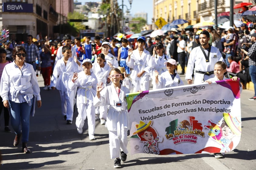 Cientos de familias, se dieron cita este lunes 20 de noviembre, para presenciar el desfile cívico deportivo, con motivo del 113 Aniversario del inicio de la Revolución Mexicana.