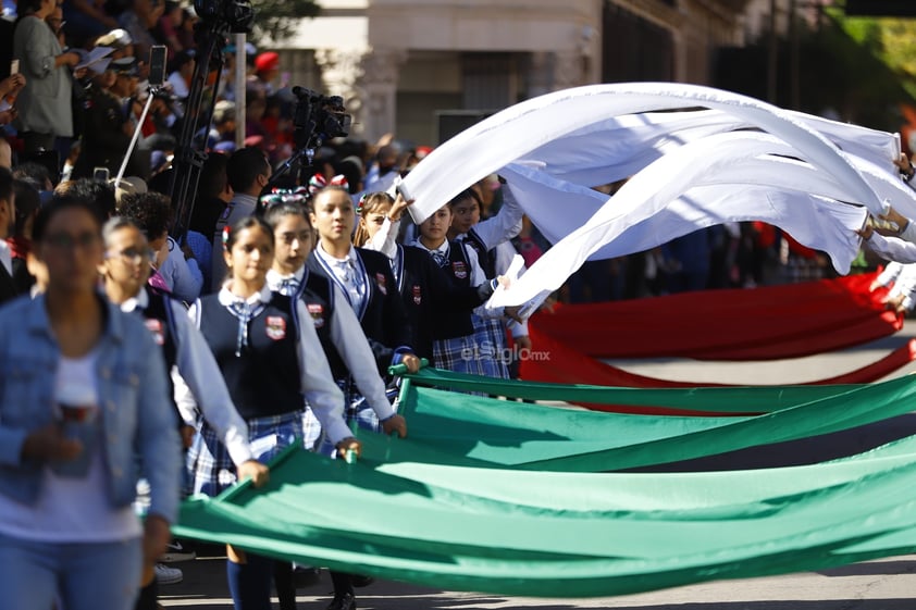 Cientos de familias, se dieron cita este lunes 20 de noviembre, para presenciar el desfile cívico deportivo, con motivo del 113 Aniversario del inicio de la Revolución Mexicana.