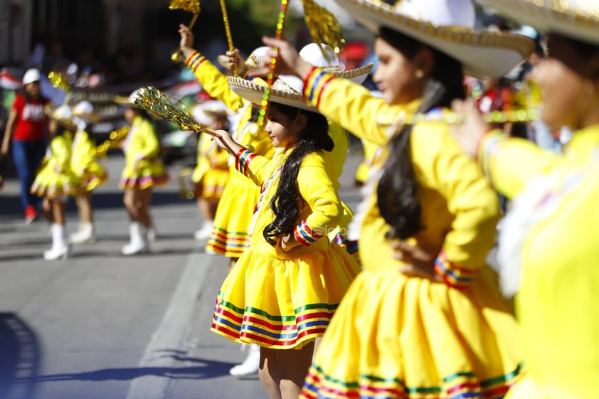 Cientos de familias, se dieron cita este lunes 20 de noviembre, para presenciar el desfile cívico deportivo, con motivo del 113 Aniversario del inicio de la Revolución Mexicana.