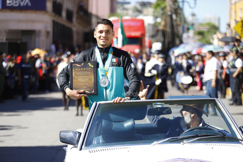 Cientos de familias, se dieron cita este lunes 20 de noviembre, para presenciar el desfile cívico deportivo, con motivo del 113 Aniversario del inicio de la Revolución Mexicana.