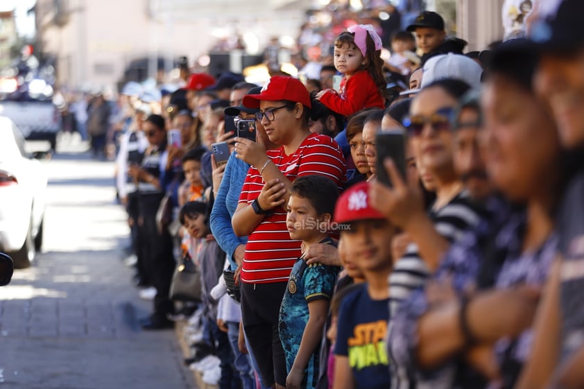 Cientos de familias, se dieron cita este lunes 20 de noviembre, para presenciar el desfile cívico deportivo, con motivo del 113 Aniversario del inicio de la Revolución Mexicana.