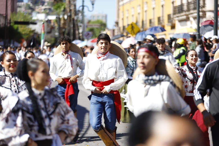 Cientos de familias, se dieron cita este lunes 20 de noviembre, para presenciar el desfile cívico deportivo, con motivo del 113 Aniversario del inicio de la Revolución Mexicana.