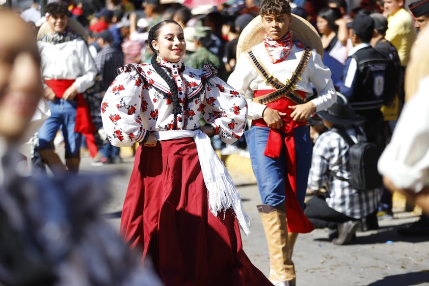 Cientos de familias, se dieron cita este lunes 20 de noviembre, para presenciar el desfile cívico deportivo, con motivo del 113 Aniversario del inicio de la Revolución Mexicana.