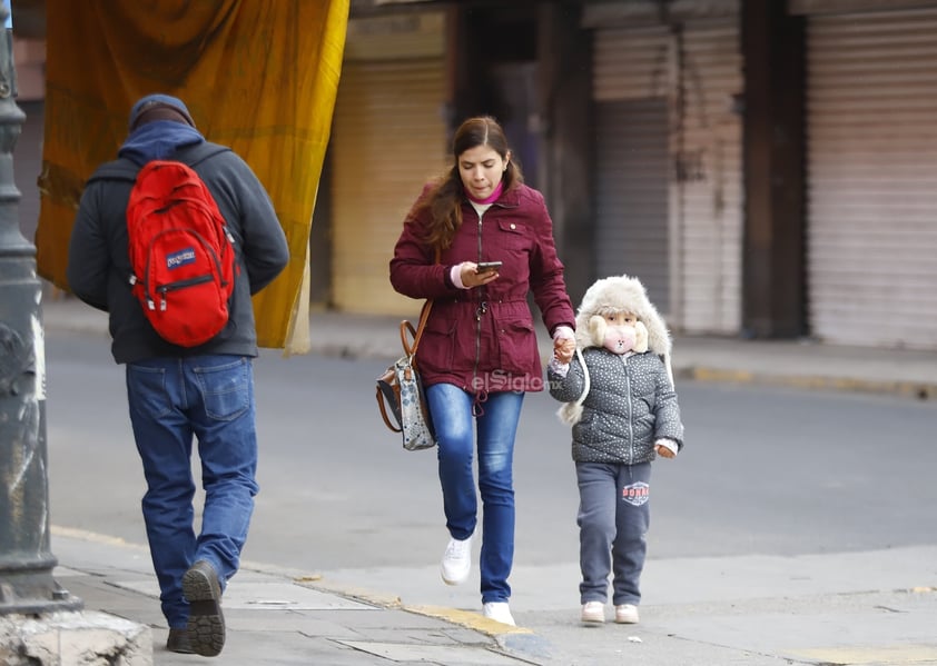 Este miércoles se reportaron bajas temperaturas en la capital duranguense, a pesar de eso, ciudadanos salieron a realizar sus actividades de manera cotidiana.