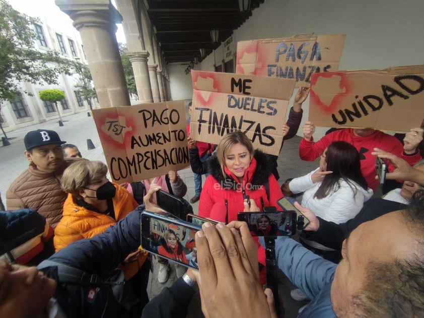 Esta mañana trabajadores de Gobierno del Estado tomaron las oficinas del poder Ejecutivo, Legislativo y Judicial, esto en protesta de la falta de pagos en algunos rubros.