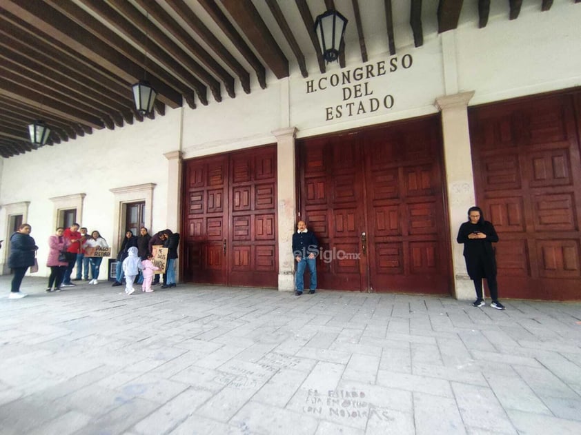 Esta mañana trabajadores de Gobierno del Estado tomaron las oficinas del poder Ejecutivo, Legislativo y Judicial, esto en protesta de la falta de pagos en algunos rubros.