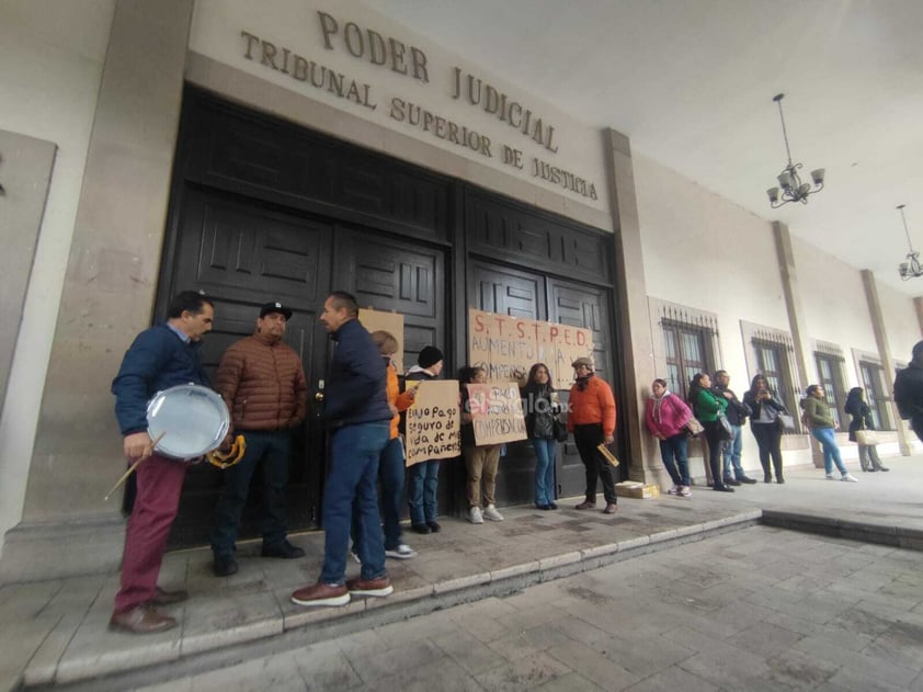 Esta mañana trabajadores de Gobierno del Estado tomaron las oficinas del poder Ejecutivo, Legislativo y Judicial, esto en protesta de la falta de pagos en algunos rubros.