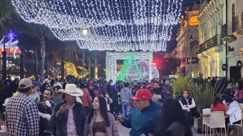 La ciudad de Durango luce su alumbrado navideño en el Centro Histórico