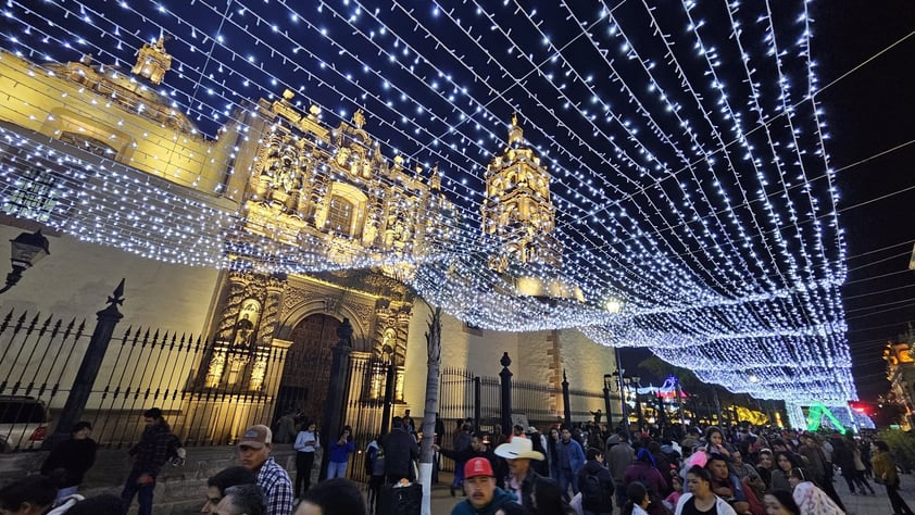 La ciudad de Durango luce su alumbrado navideño en el Centro Histórico