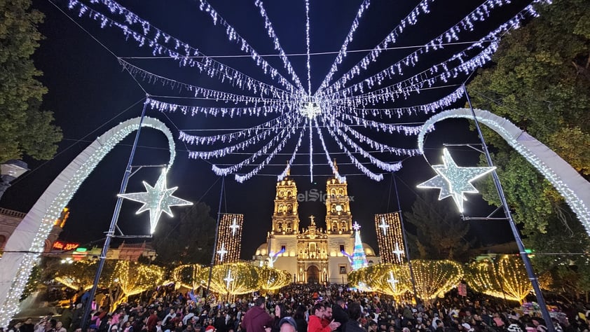 La ciudad de Durango luce su alumbrado navideño en el Centro Histórico