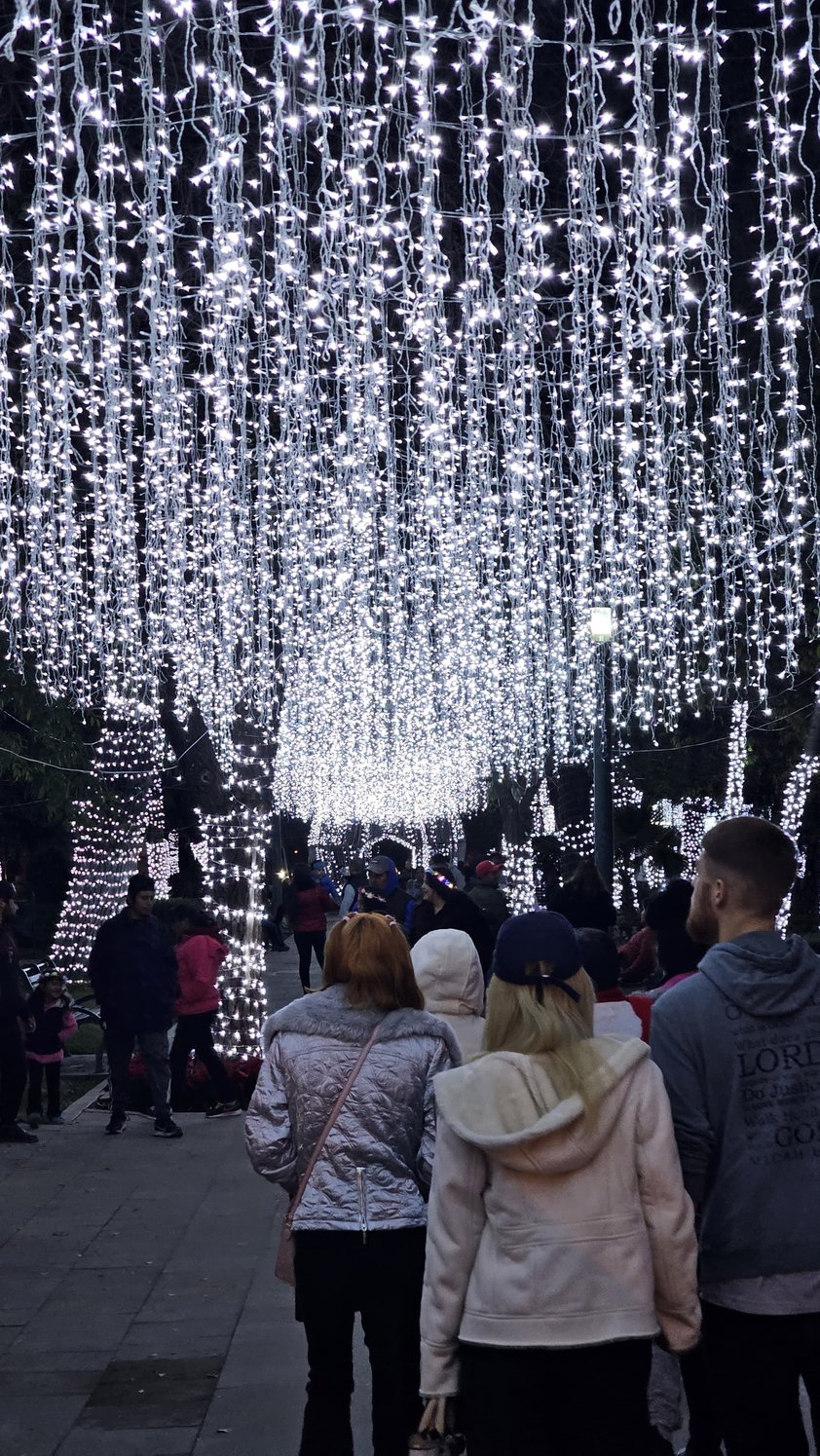 Familias duranguenses disfrutan el alumbrado navideño en Paseo Las Moreras