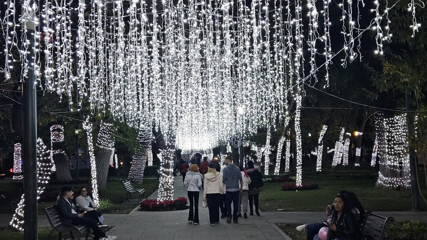 Familias duranguenses disfrutan el alumbrado navideño en Paseo Las Moreras