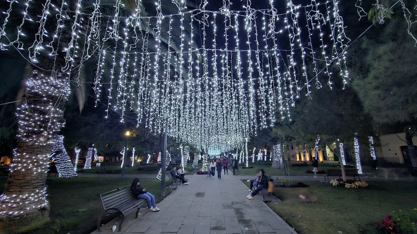 Familias duranguenses disfrutan el alumbrado navideño en Paseo Las Moreras