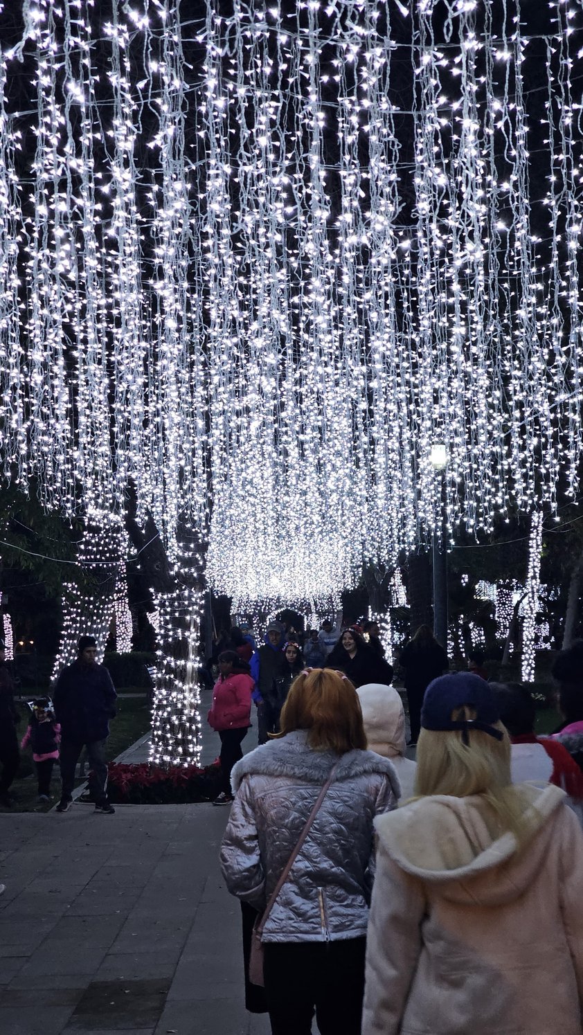 Familias duranguenses disfrutan el alumbrado navideño en Paseo Las Moreras