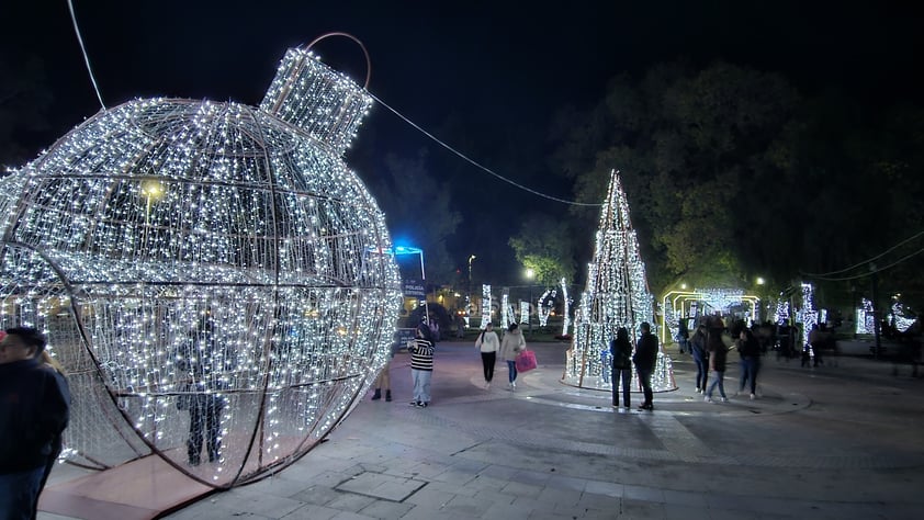 Familias duranguenses disfrutan el alumbrado navideño en Paseo Las Moreras