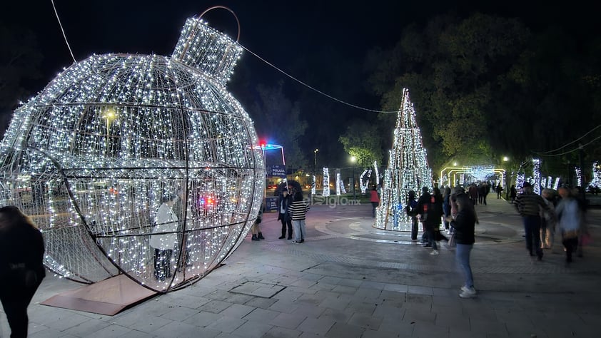 Familias duranguenses disfrutan el alumbrado navideño en Paseo Las Moreras