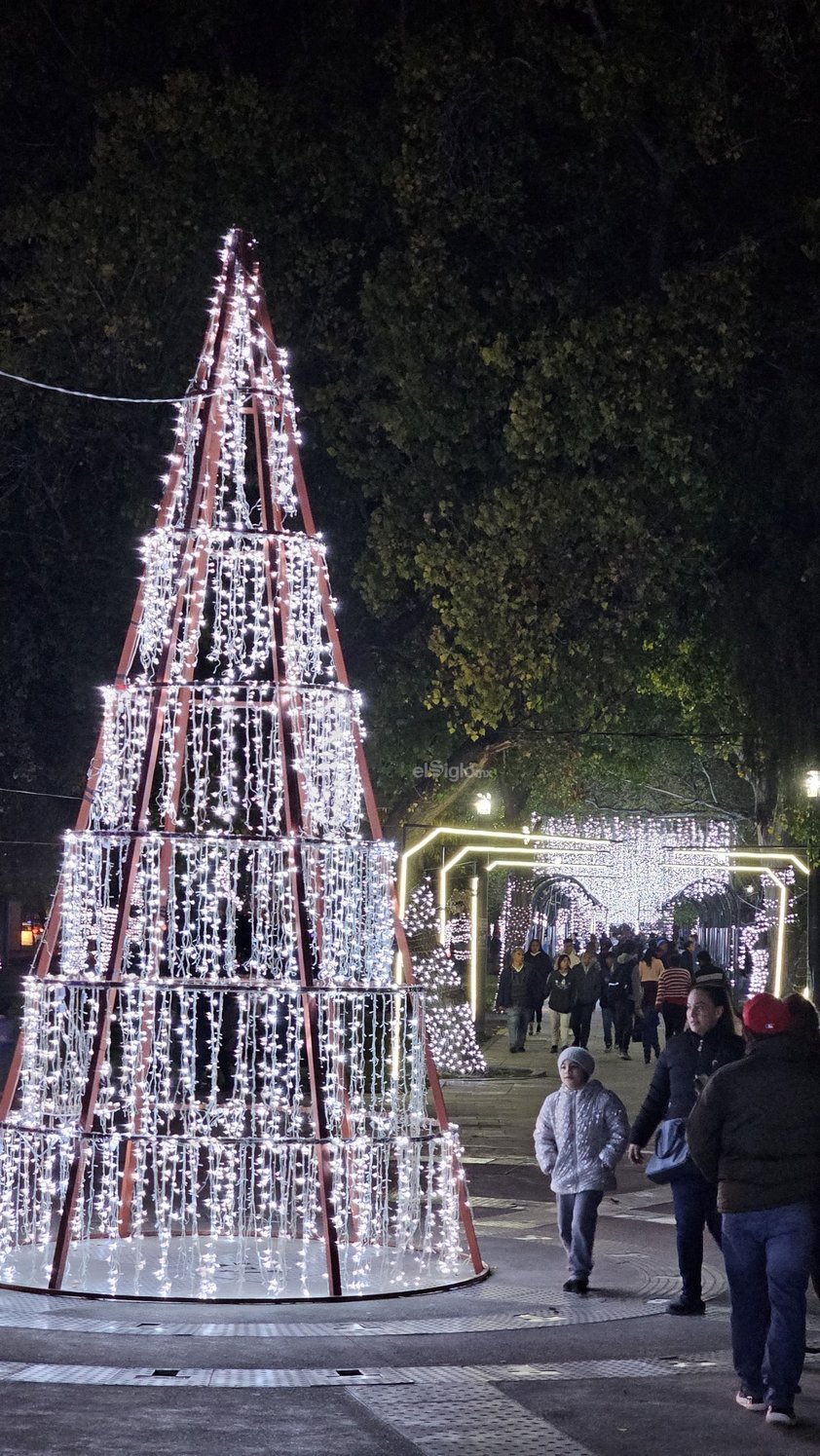 Familias duranguenses disfrutan el alumbrado navideño en Paseo Las Moreras