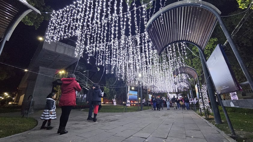 Familias duranguenses disfrutan el alumbrado navideño en Paseo Las Moreras