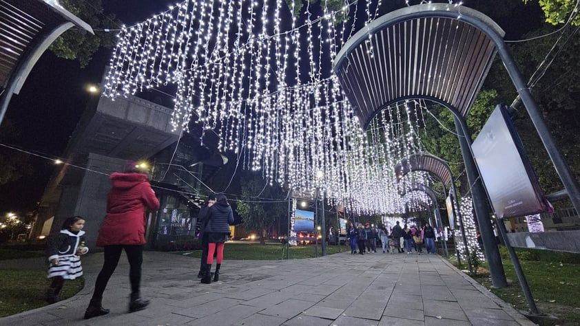 Familias duranguenses disfrutan el alumbrado navideño en Paseo Las Moreras