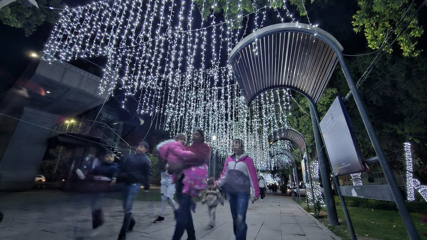 Familias duranguenses disfrutan el alumbrado navideño en Paseo Las Moreras