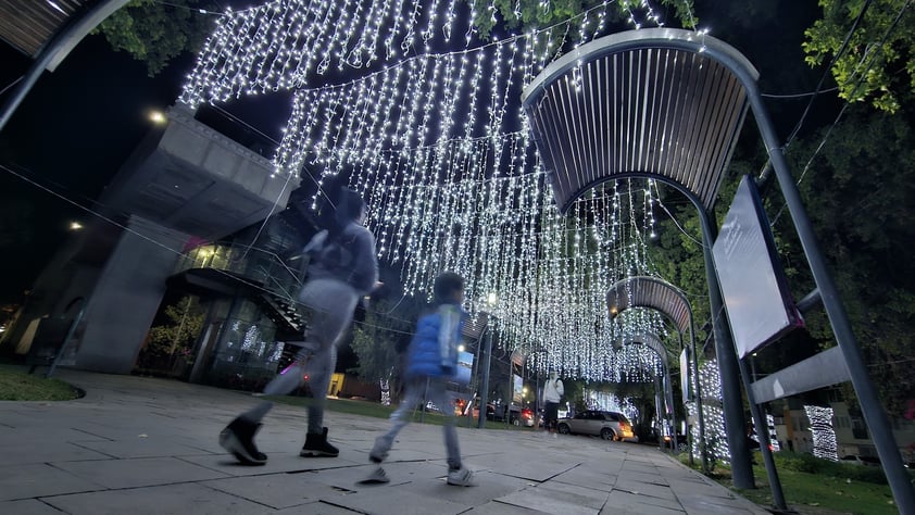 Familias duranguenses disfrutan el alumbrado navideño en Paseo Las Moreras