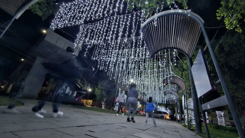 Familias duranguenses disfrutan el alumbrado navideño en Paseo Las Moreras