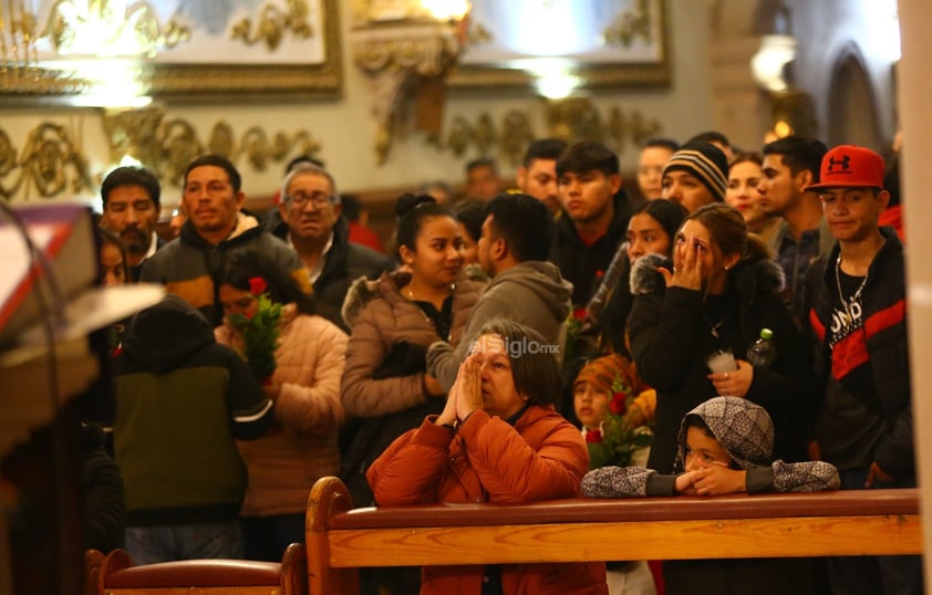 Cientos de duranguenses se congregaron en el Santuario de Nuestra Señora de Guadalupe para las tradicionales mañanitas a la Virgen de Guadalupe