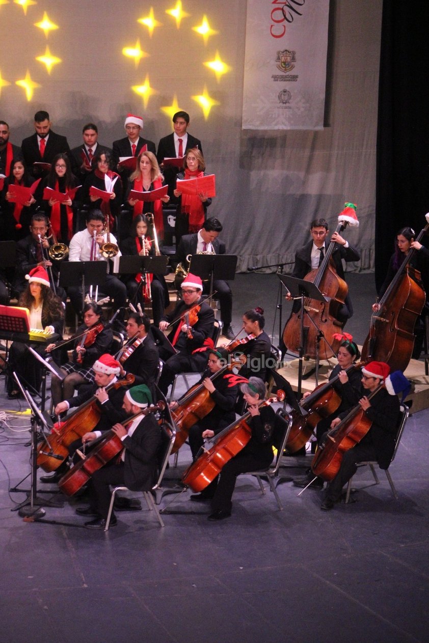 Como cada año, la Orquesta Sinfónica Cesaretti presentó en el Teatro Ricardo Castro el 'Concierto de Navidad 2023', un espectáculo musical dirigido por Clementina Cesaretti.